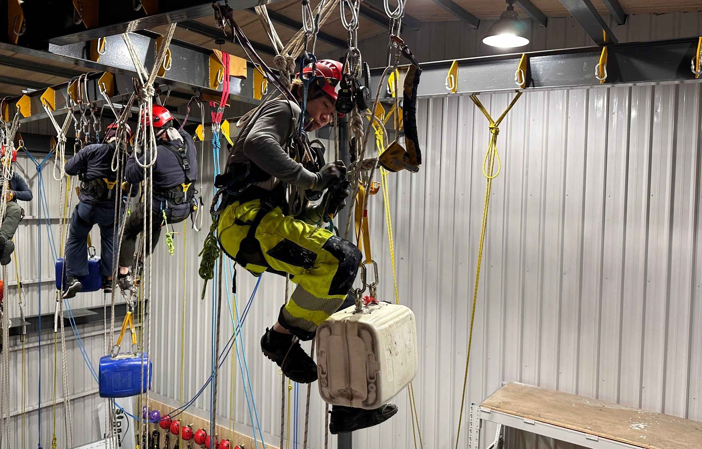 公司服務項目如下:高空作業 外牆工程 鐵件拆除 外牆物件拆除 外牆防水 外牆拉皮 磁磚巡檢 磁磚修複 配管工程 雨遮更新 人工草皮 蜘蛛人作業