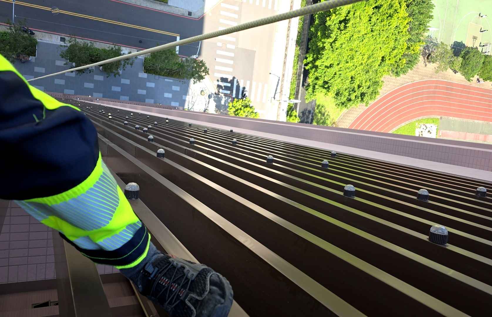 公司服務項目如下:高空作業 外牆工程 鐵件拆除 外牆物件拆除 外牆防水 外牆拉皮 磁磚巡檢 磁磚修複 配管工程 雨遮更新 人工草皮 蜘蛛人作業